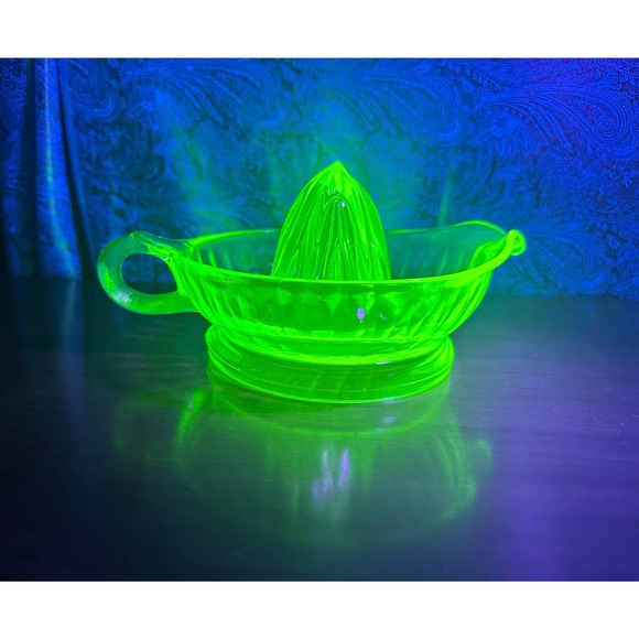 Vintage uranium glass juicer/reamer Round green by Cambridge - Picture 3 of 10